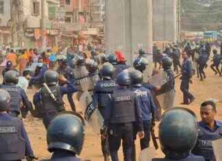Protest by Workers in Ashulia Against Road Blockade, Police Lathi Charge – SEO-friendly Title: Workers Protest Against Road Blockade in Ashulia, Police Lathi Charge protest-by-workers-in-ashulia-against-road-blockade-police-lathi-charge-seo-friendly-title-workers-protest-against-road-blockade-in-ashulia-police-lathi-charge