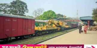 Train derails, Mahanagar Express departs 9 hours later. train-derails-mahanagar-express-departs-9-hours-later