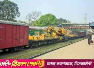 Train derails, Mahanagar Express departs 9 hours later. train-derails-mahanagar-express-departs-9-hours-later